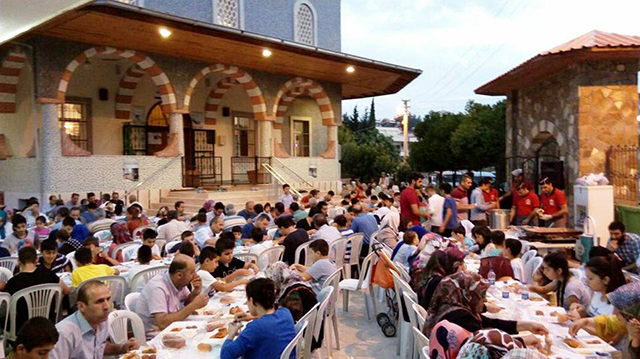 Çukurova’da Yaz Kuran Kursu Öğrencilerine İftar Yemeği Verildi