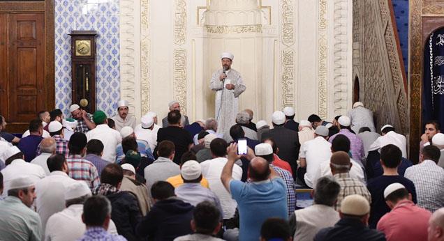 Diyanet İşleri Başkanı Erbaş, Hacı Bayram Camiinde sabah namazını kıldırdı...