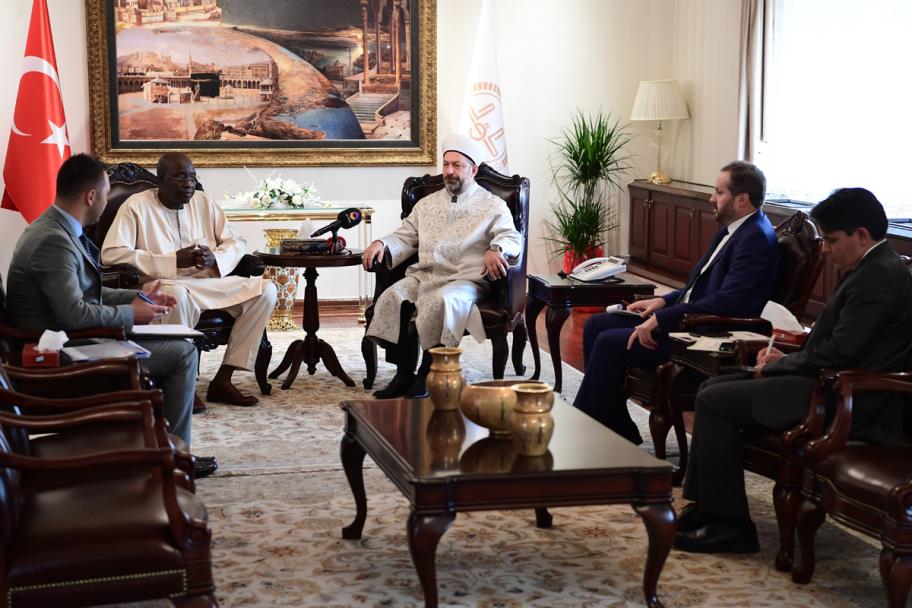 Başkan Erbaş, Senegal Ankara Büyükelçisi Mustafa Mbacke’yi kabul etti.