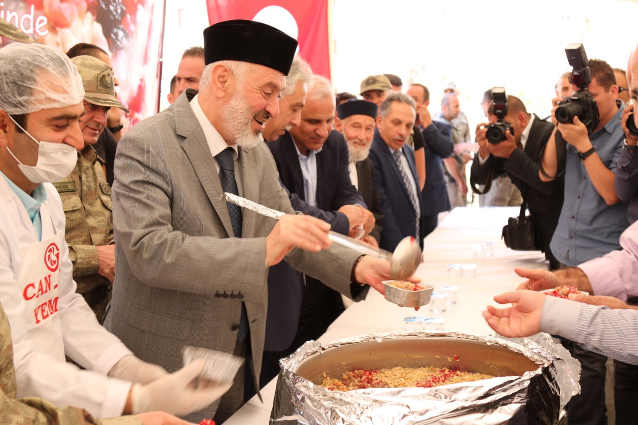 Van’da Cuma Namazı Çıkışı Aşure İkram Edildi