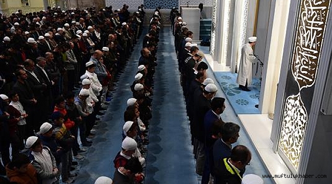 Başkan Erbaş, sabah namazında gençlerle buluştu.