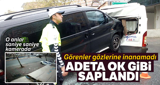 Minibüs servis aracına adeta ok gibi saplandı