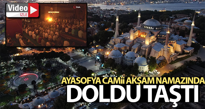 Ayasofya Camii akşam namazında doldu taştı