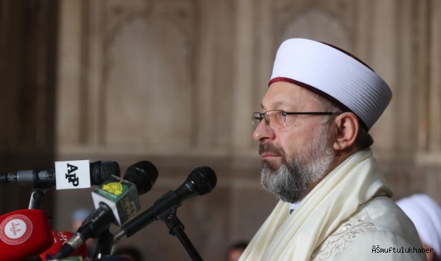 Erbaş  Tarihi Badşahi Camii’nde Pakistanlılara hitap etti.