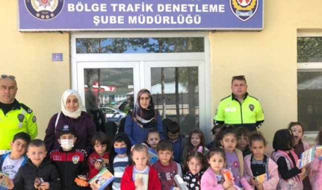 4-6 yaş Kur'an kursu minikleri Trafik Haftası'nı kutladı