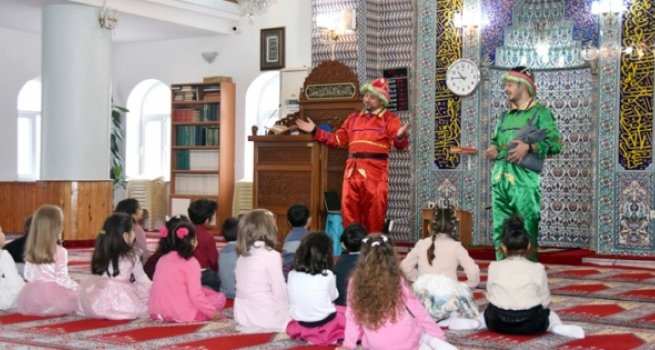4-6 yaş Kur'an kursu öğrencileri Hacivat-Karagöz gösterisi ile eğlendi