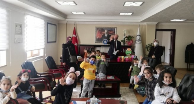 4-6 yaş Kur'an kursu öğrencileri ihtiyaç sahipleri için kumbaralarını bağışladı