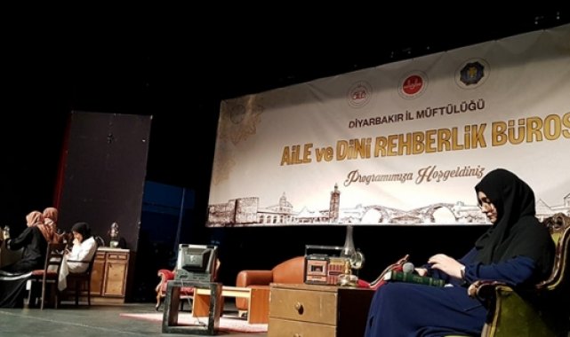 "Çevrimdışı Aile" temalı tiyatro gösterisi