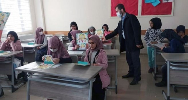 Adilcevaz Müftülüğü'nden öğrencilere anlamlı karne hediyesi