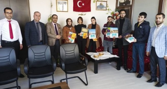 Adilcevaz'da gençlere Diyanet Takvimi hediye edildi