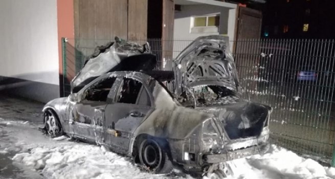 Almanya'da cami otoparkındaki araç kundaklandı