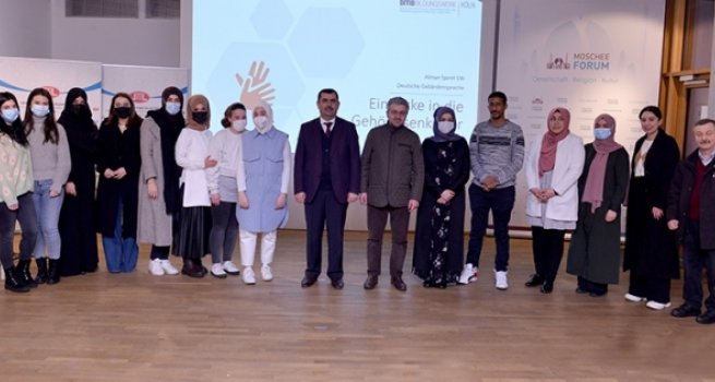 Almanya'da işaret dili öğrenen kursiyerlere belgeleri verildi