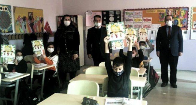 Müftülükten Çocuklara karne hediyesi