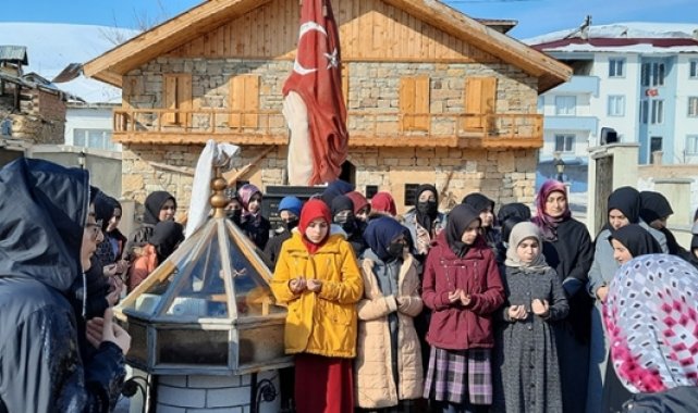 Bayburtlu Kur'an Kursu öğrencileri "Şehit Kadınlar İffet Anıtı"nda