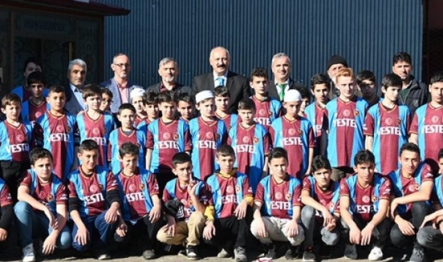 Çebi Kur'an Kursu öğrencilerine forma hediye etti