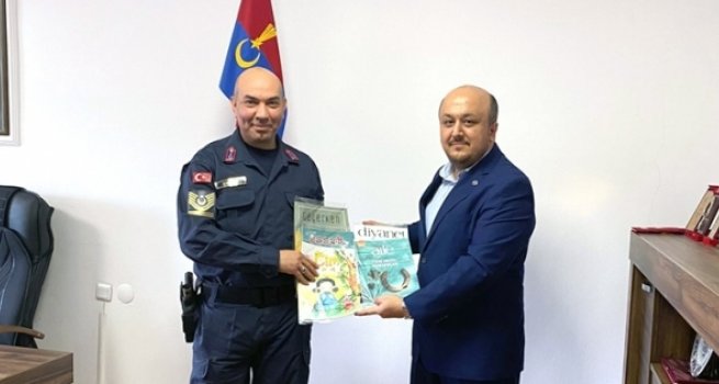 Belediye başkanı ile Jandarma komutanı Diyanet dergilerine abone oldu