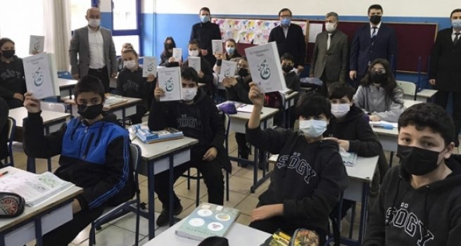Beşikdüzü'nde öğrencilere kitap hediye edildi