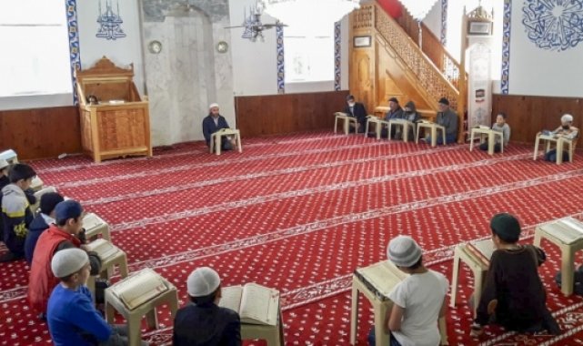 Bu camide mukabeleyi gençler okuyor