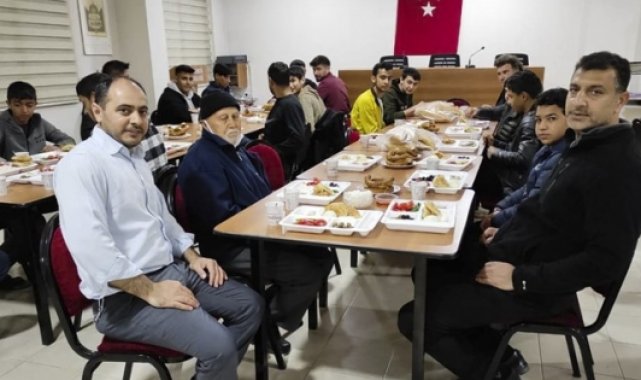 Cami gençliği sahurda buluştu
