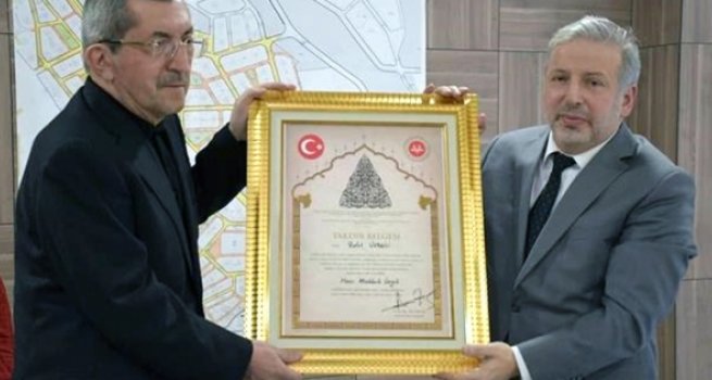 Cami yapımına destek olan belediye başkanına 'Takdir Belgesi'