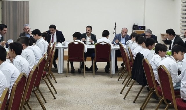Çanakkale Valisi Aktaş hafızlarla iftar yaptı