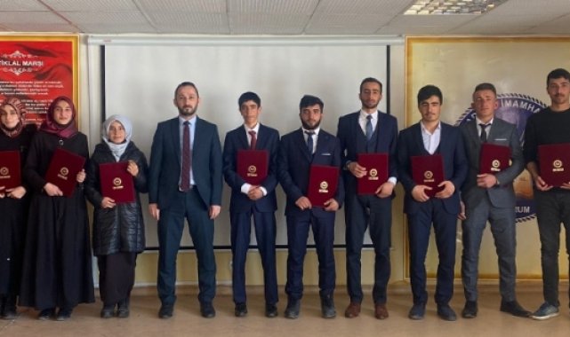 Çat’ta hafızlar belge aldı