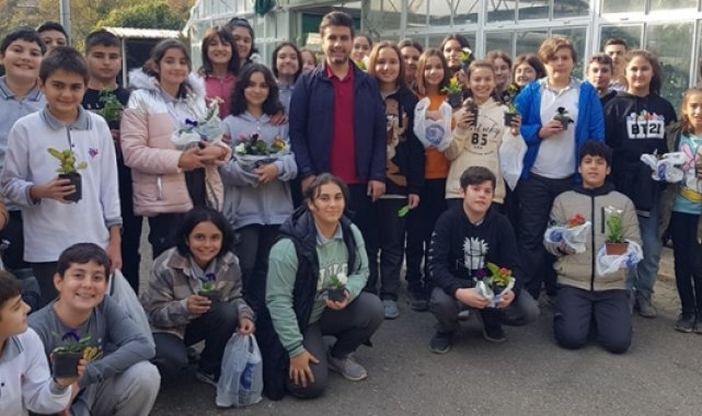 Çevreye duyarlı gençlik, çiçeklerle çevreyi güzelleştirdi