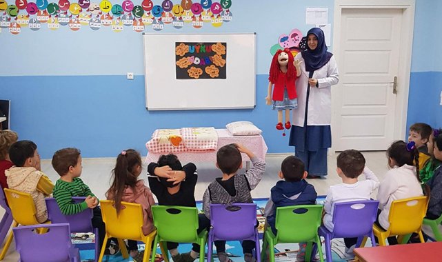 çocuklar kukla "Çilek" ile Kur’an-ı Kerim öğreniyor