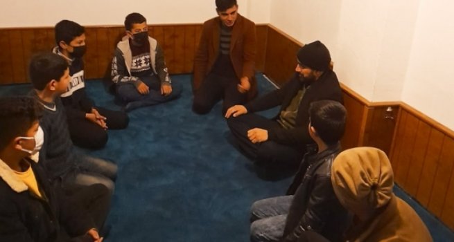 Din görevlileri gençlerle camide buluşuyor