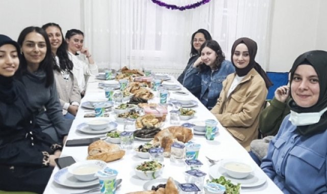 Din görevlileri iftarda öğrencileri misafir ediyor