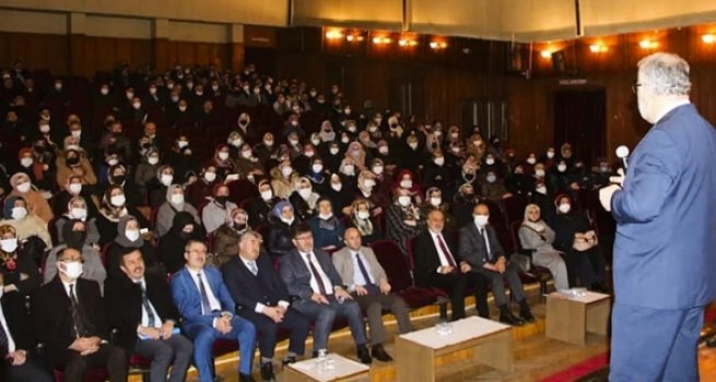 Dr. İşliyen: Din gönüllüsü çok okumalı ve okuduklarını yaşamalı