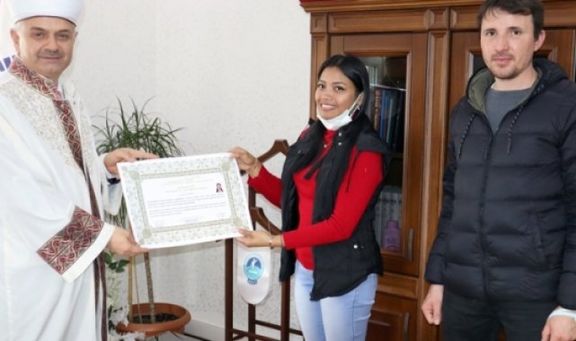 Endonezya vatandaşı Resmini Müslüman oldu