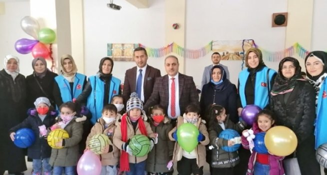 Eskişehir'de çocuklar 'Kış Bayramı' ile ısınıyor