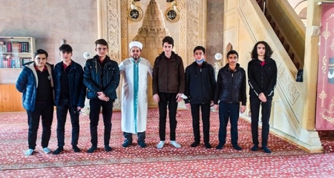 Evi okula uzak olan öğrencilere camide yemek ikramı haberleri