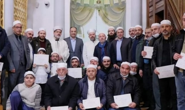 Fatih'te Kur'an öğrenen vatandaşlar belge aldı