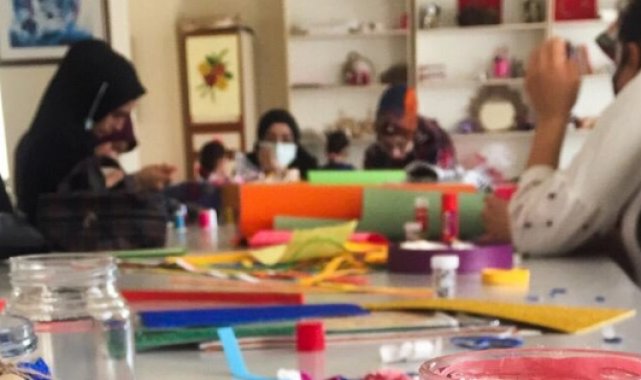 Genç gönüllüler Sevgi Evleri'nde kalan çocuklar için üretti