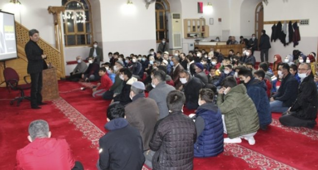 Gençler aileleriyle birlikte kişisel gelişim seminerine katıldı