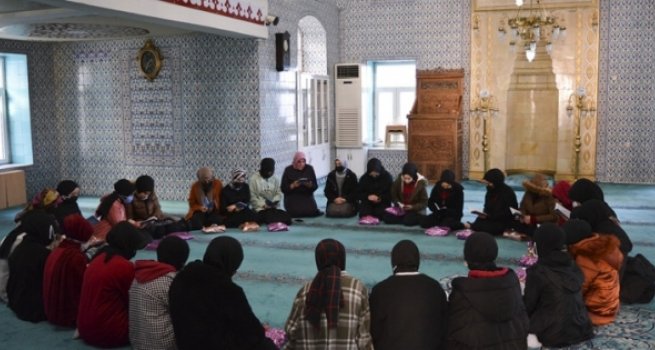 Gençler camide buluşuyor