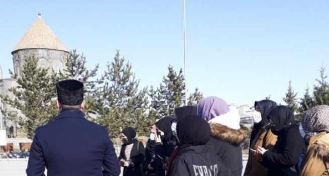 Gençler din görevlileriyle birlikte tarihi camileri gezdi