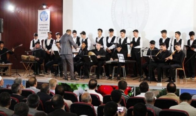 Gençler dini musiki konseri verdi