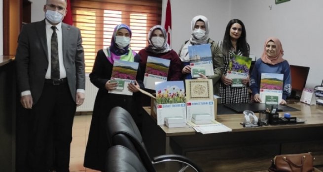 Gençlere Diyanet Takvimi hediye edildi