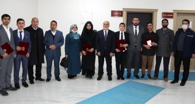 Hafızlar belgelerine kavuştu