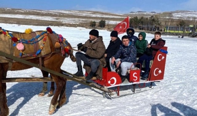 Hafızlar Çıldır Gölü'nde gönüllerince eğlendi