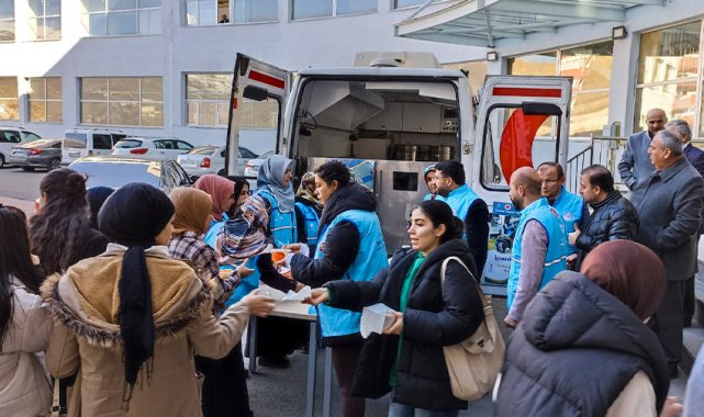 Hakkari'de öğrencilere sıcak çorba ikram edildi