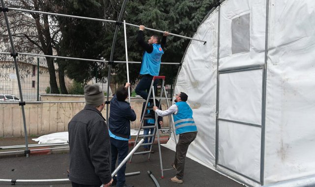 Hasar gören caminin yerine çadır mescit kuruldu