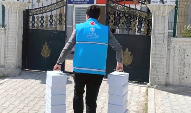 Kur'an kursu öğrencilerine bayram hediyesi