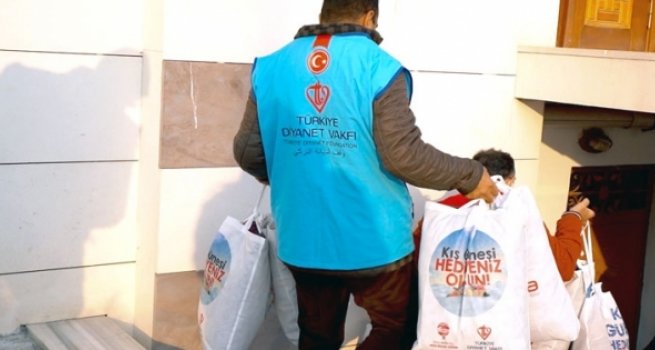 Iğdır'da 518 çocuğa kışlık kıyafet hediye edildi