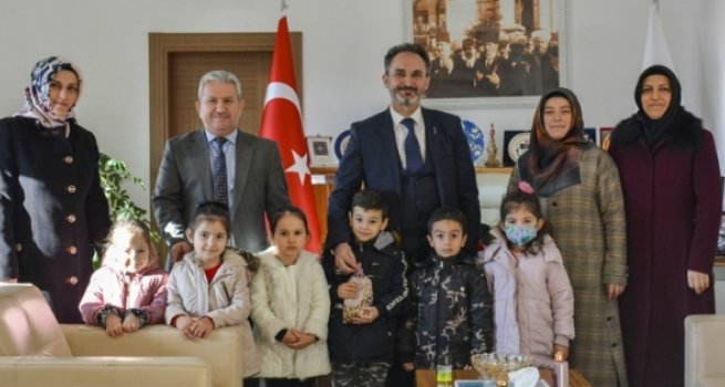 İhtiyaç sahibi arkadaşlarına miniklerden anlamlı yardım