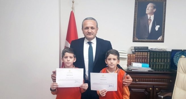 İkiz kardeşler şehirdeki camileri ziyaret ediyor