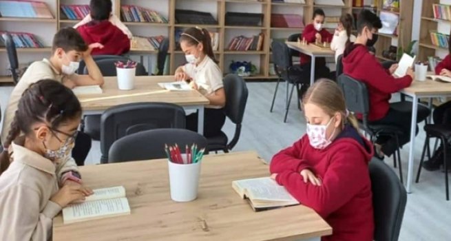 İlçe müftülüğünden okul kütüphanesine kitap hediyesi